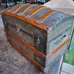 1900  Traditional Dome Top Steamer Trunk Thumbnail