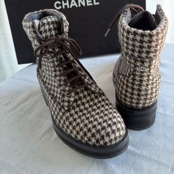 Beautiful Chanel) Boots size 9 woman