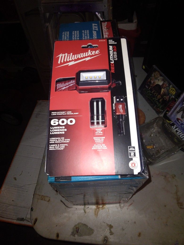 Milwaukee

600 Lumens LED REDLITHIUM USB 