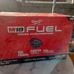 Milwaukee M18 FUEL Circular Saw