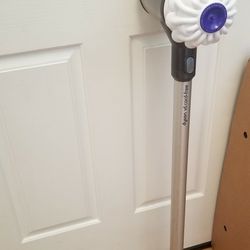 NEW cond DYSON  CORDLESS VACUUM WITH AMAZING POWER SUCTION  , WORKS EXCELLENT  , IN THE BOX 