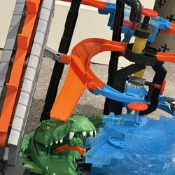 Hot Wheels Ultimate Gator Car Wash 