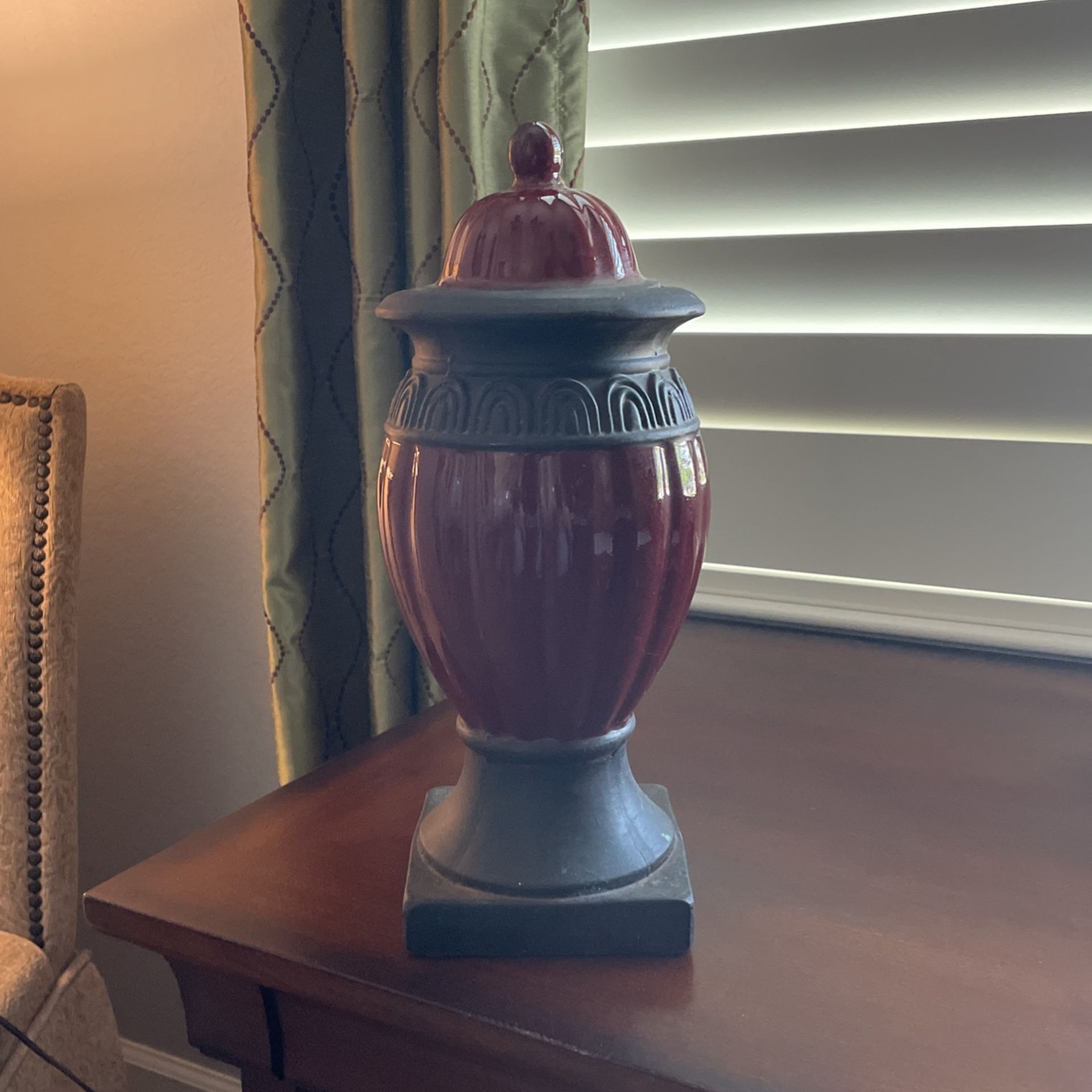 Decorative urn