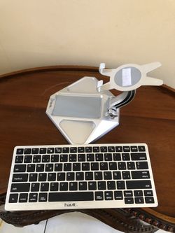 Adjustable tablet mount w/ wireless keyboard