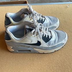 Nike Air Max Kids Size 6 (Used)