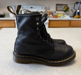 DR MARTEN WOMENS Leather Boots Size 7 pre owned good condition soft leather
