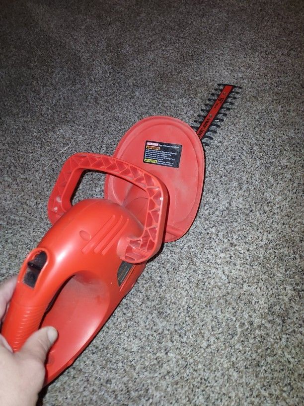 New Black & Decker 16in Plug In Hedge Trimmer Only 20$