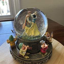 BRADFORD EXCHANGE Disney  Snow White And Dwarfs Rotating Snow Globe