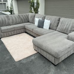 Stunning Gray Sectional Couch In Excellent Condition - Free Delivery 🚚