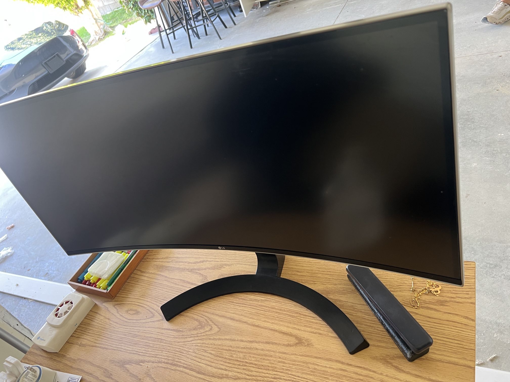 LG UltraWide Monitor, model number 34UC80-B. This is a 34-inch curved IPS monitor with a resolution of 3440x1440