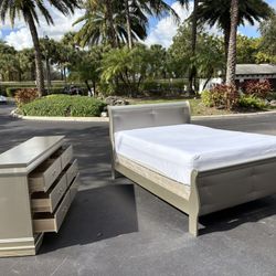 Beautiful Bedroom Set Queen Size Solid Wood Golden Color In Excellent Condition By Global Furniture