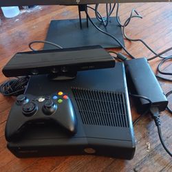 Xbox 360 Slim With One Controller One Game And Kinect