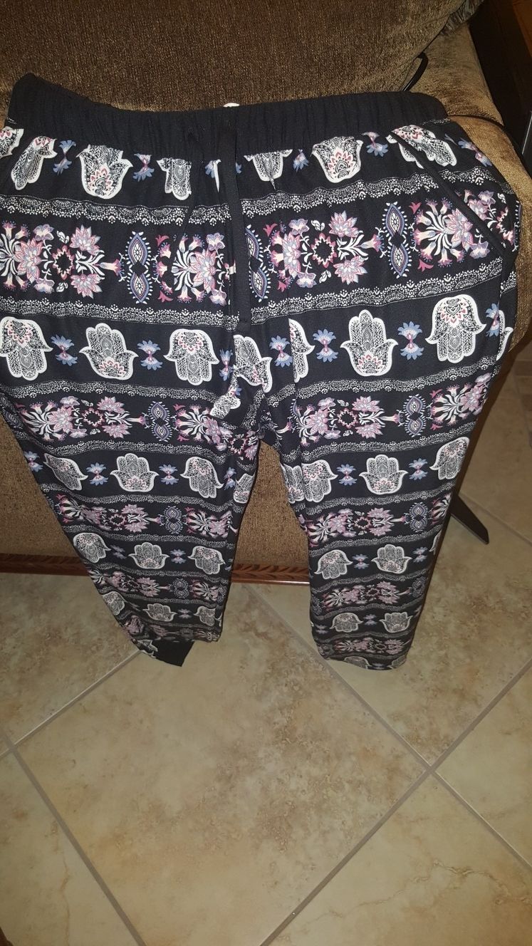 BRAND NEW MUD JOGGERS IN SIZE M VERY NICE MATERIAL AND NICE FIT