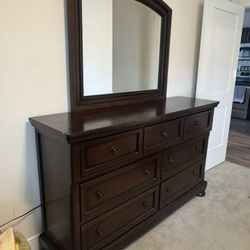 Raymore And Flanagan Bedroom Set (4 Piece) 