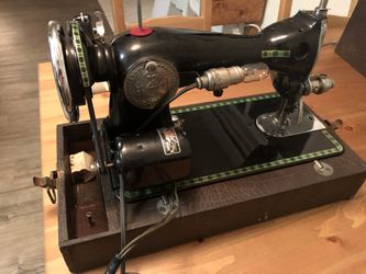 Empire de luxe sewing machine