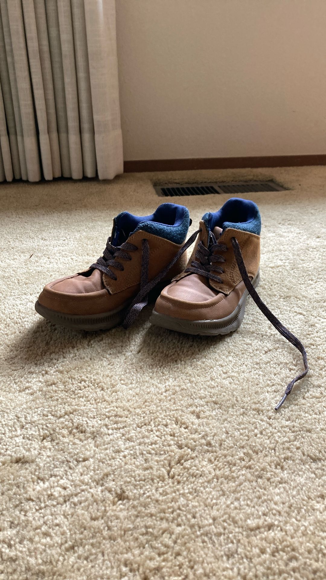 Oshkosh hiking boots size 3M