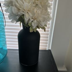 New Black Vase & Flowers 