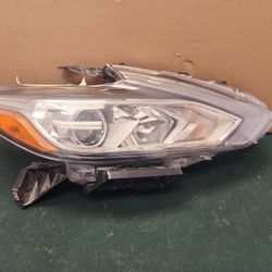 2016-2018 Nissan Altima OEM Passenger Side Headlight 
