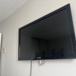 Apple Tv AND 40” Samsung Smart TV with Wall Mount – Great Condition