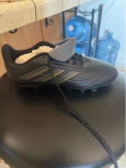 Adidas boys soccer shoes size 5 New