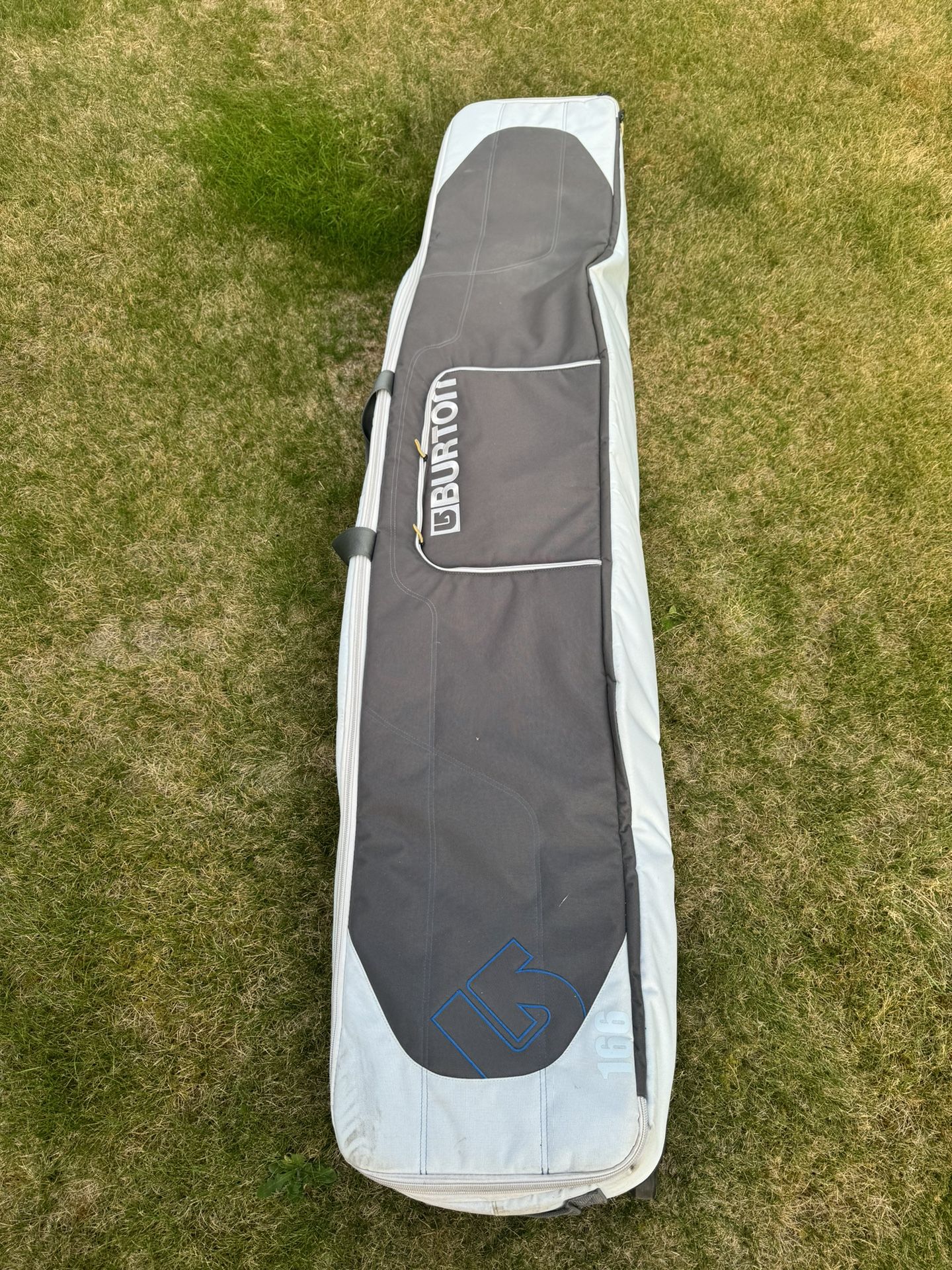 Burton snowboard wheelie bag (Nearly NEW)