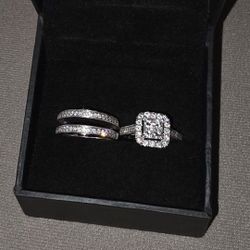 7.5 
Gorgeous diamond engagement ring set