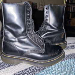 Gently Used Dr. Martens Women’s size 7