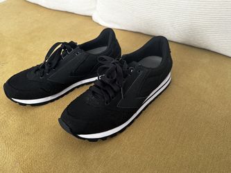Black Classic Brooks Size 8