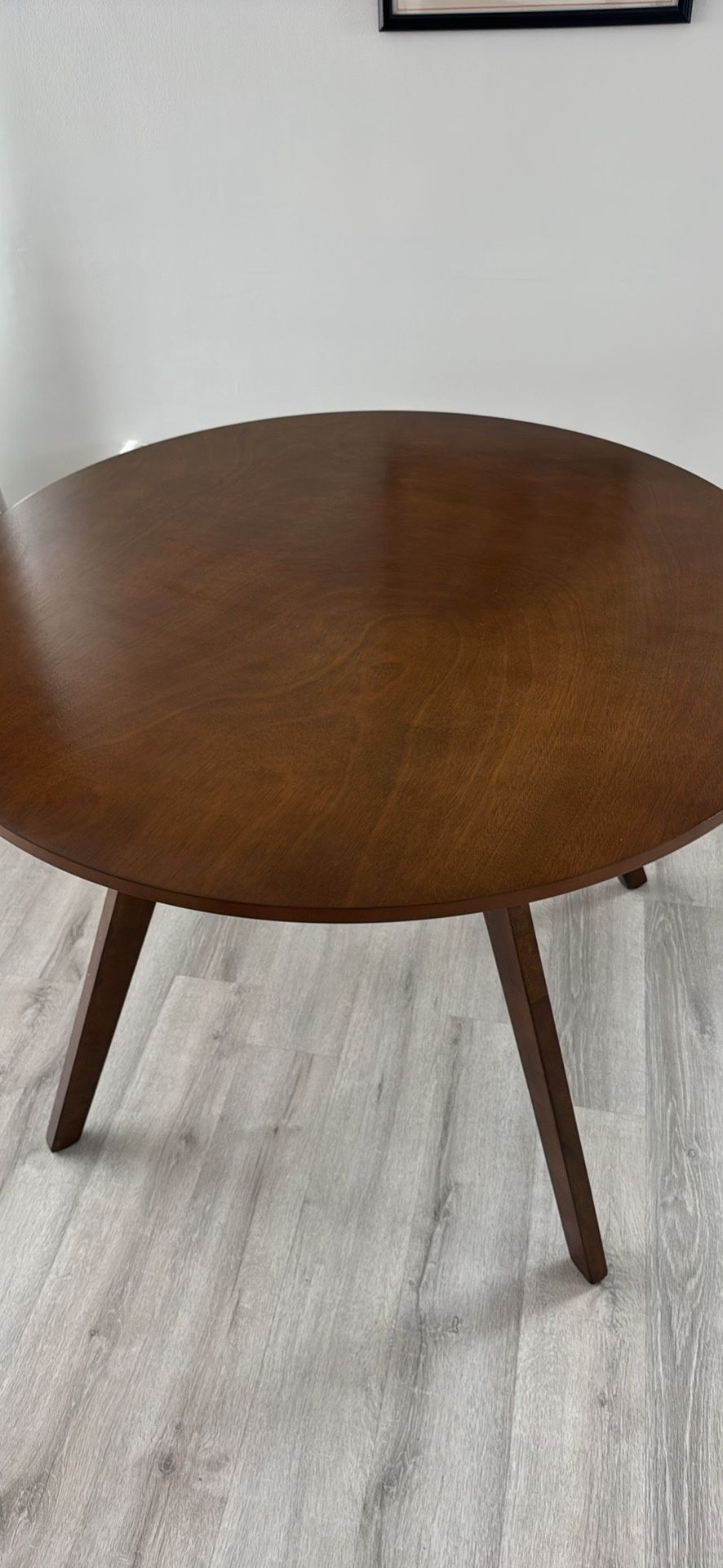 round dining table