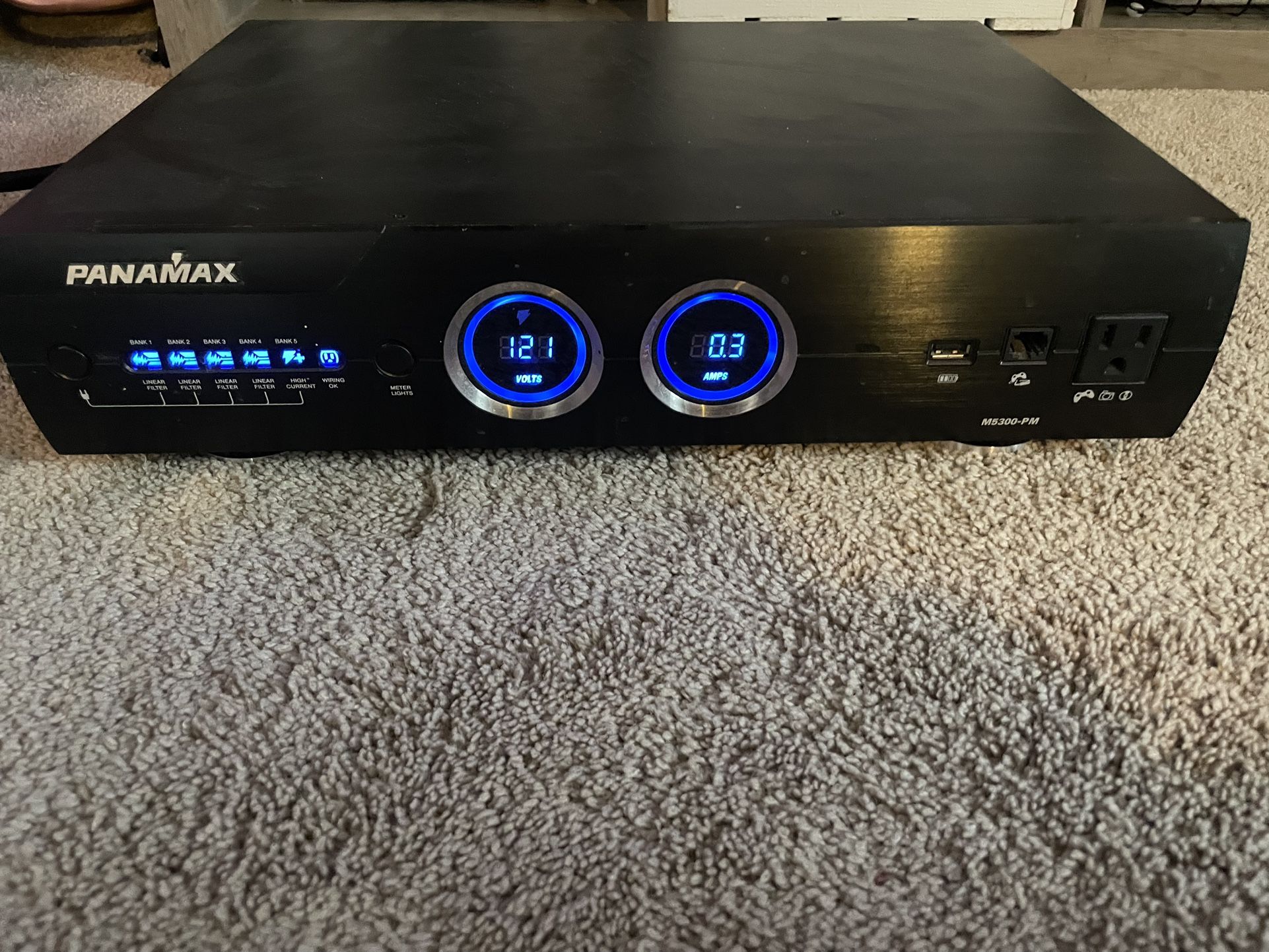 Panamax M5300-PM Power line conditioner and surge protector