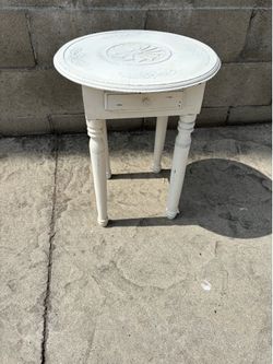 Beautiful wooden site Vintage table 16 x 16 x 19“