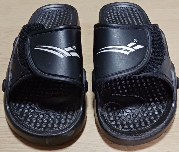LIKE NEW MEN'S REEBOK BRAND BLACK SLIDES/SANDALS WITH MASSAGING NUBS, SIZE 9