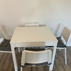 White Dinning Table And Chairs 