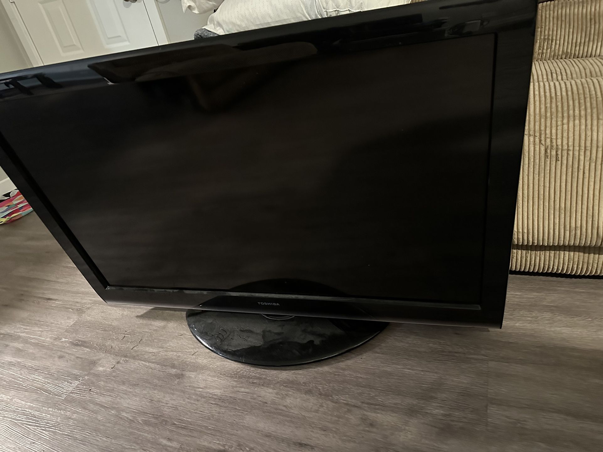 TOSHIBA 45INCH TV