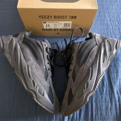 Adidas Yeezy 700