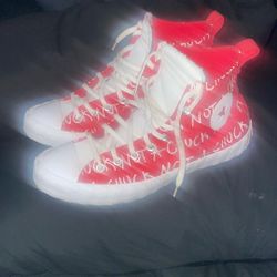 BRAND NEW NEVER BEEN WORN CHUCK TAYLOR SIZE 11