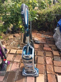 Shark lift away as pictured brush does not work