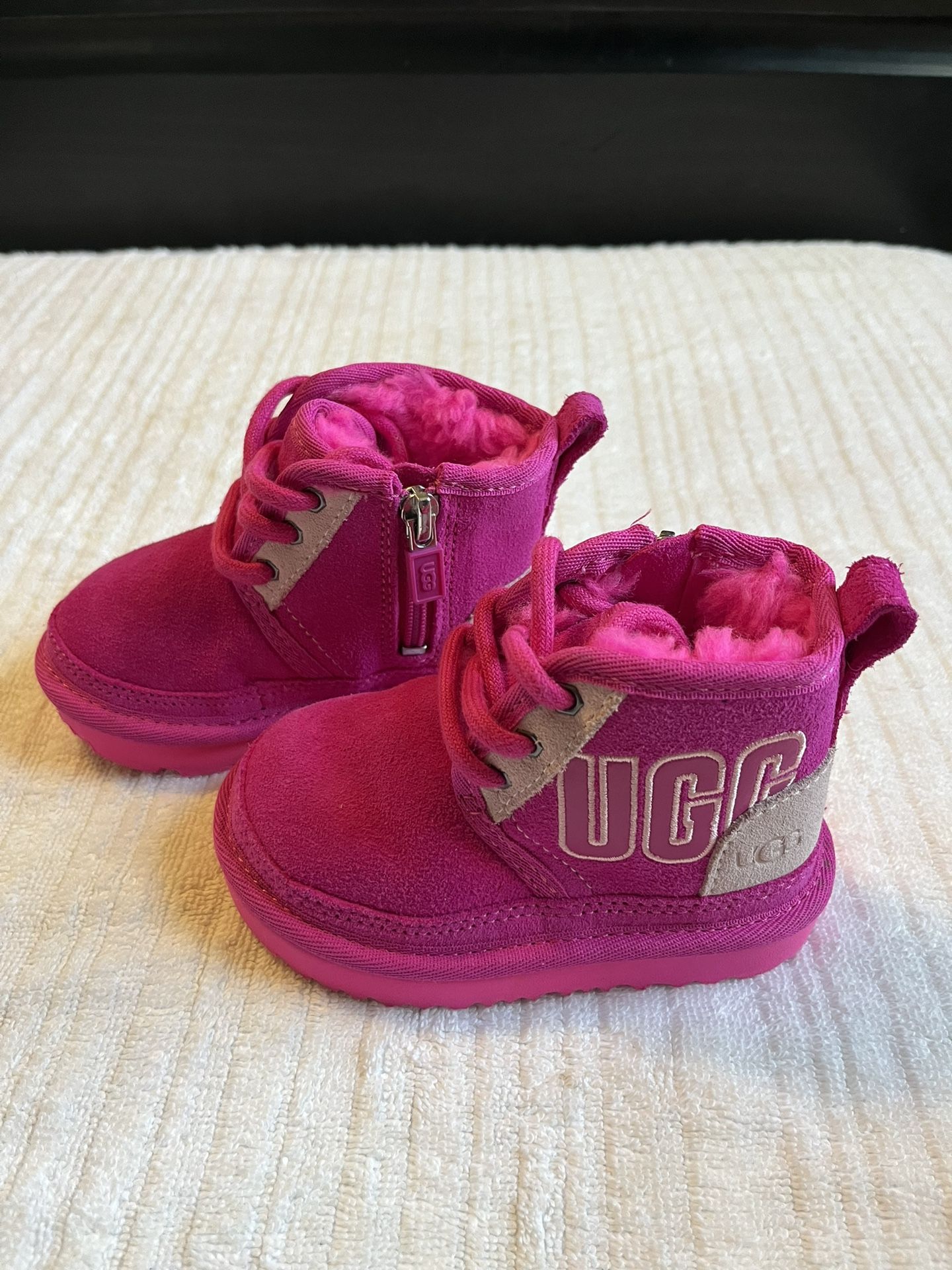 UGG Kids Neumel Graphic Outline Boots Pink Suede Size 6 Girls