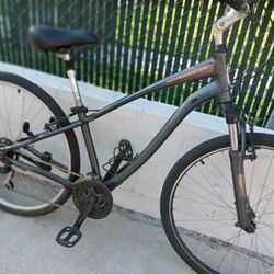 SCHWINN.    Hybrid.      700c Tires 