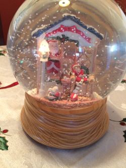 Vintage Lighted Musical Christmas Snowglobe 6" Globe