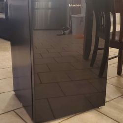 Hisense Mini Fridge- WANT GONE!