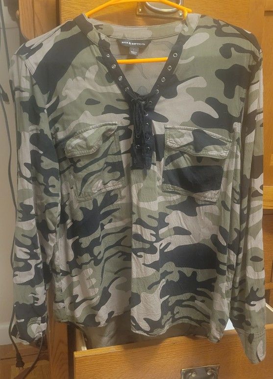 Rock & Republic Green Camo Long Sleeve Tie Shirt Size L