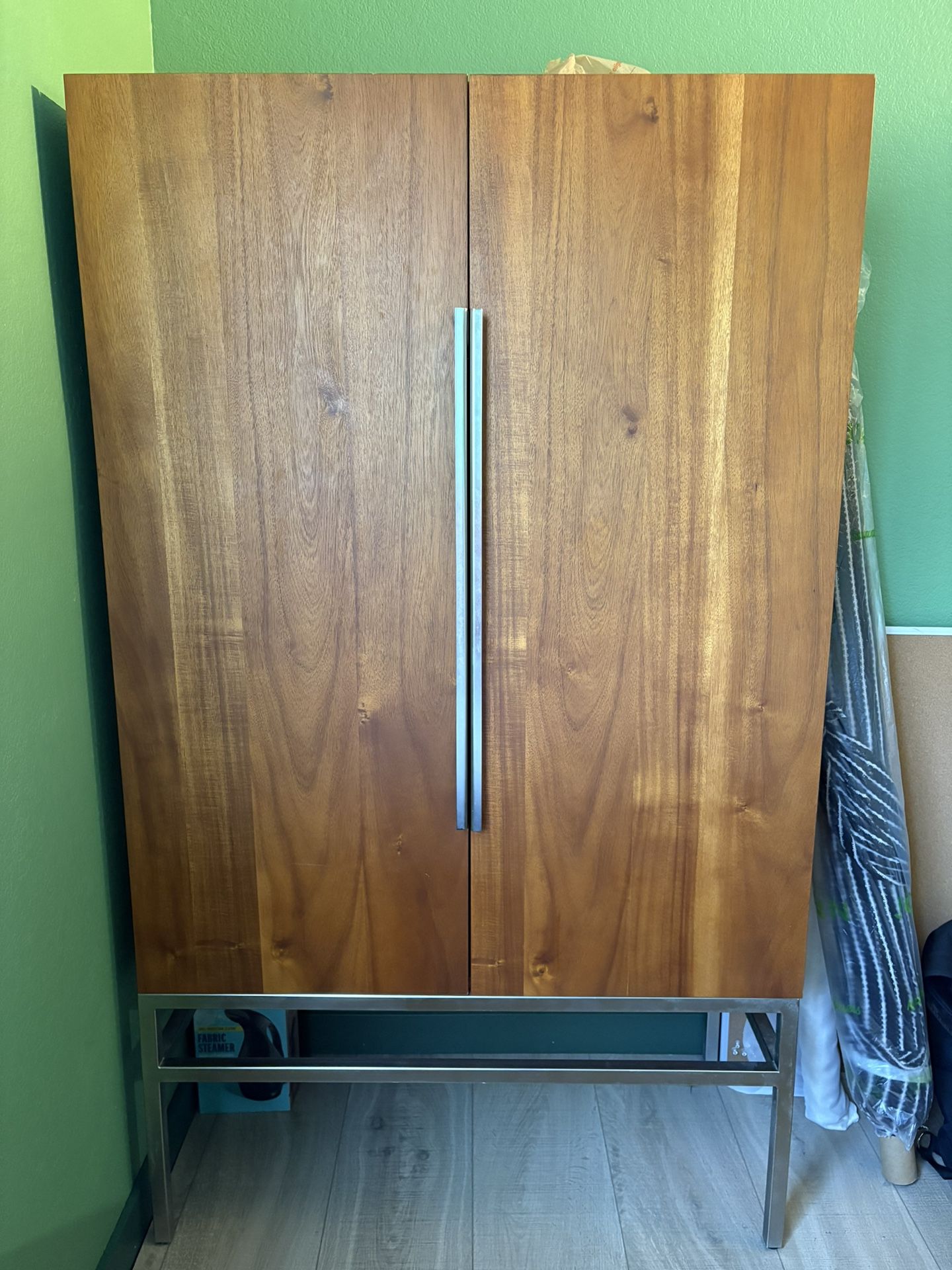 WOODEN WARDROBE CLOSET