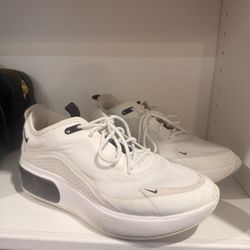 Nike women Sneakers 6 1/2 