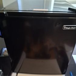 REFRIGERATOR MINI   MAGIC CHEF 