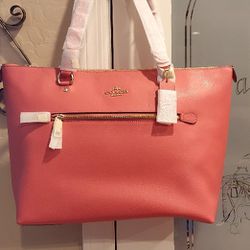 NEW COACH TOTE  GOOD SIZE GREAT VALENTINE GIFT FOR YOUR LADY (CHECK OUT MY OTHER OFFERS) I Accept Small Bills Only 10.00 And Below