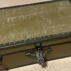 $77 Spooky Old Trunk Mysterious Travel Case Rustic Storage? Table? 