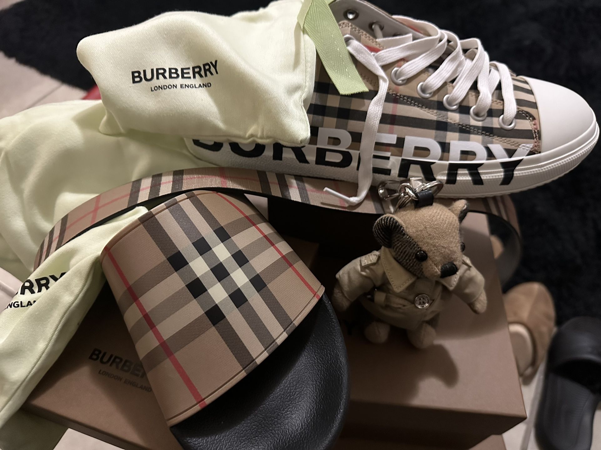 BURBERRY All The Original Papers N Boxes Come With It