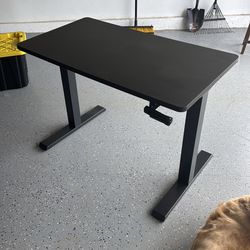 Adjustable height standing desk
