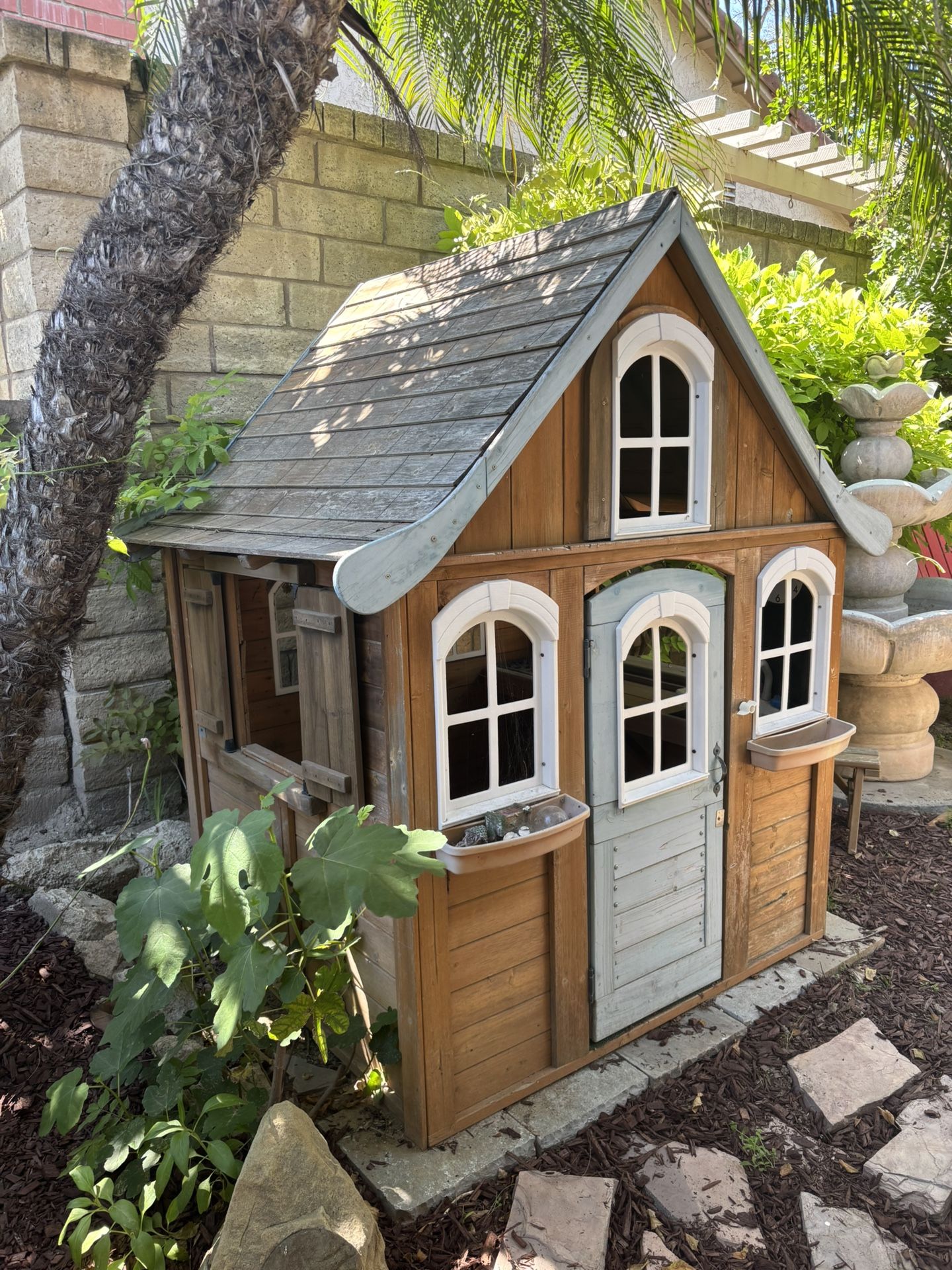 Small Wood Play House (For Kids)